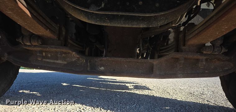 image for item EN2075 2005 International 7600 crane truck 