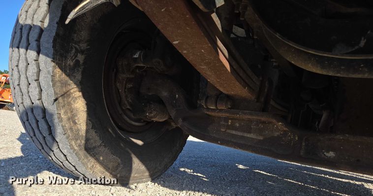 image for item EN2075 2005 International 7600 crane truck 