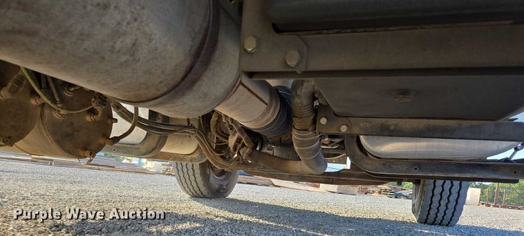 image for item EN2075 2005 International 7600 crane truck 