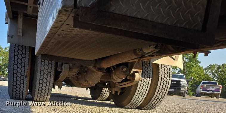 image for item EN2075 2005 International 7600 crane truck 