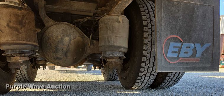 image for item EN2075 2005 International 7600 crane truck 