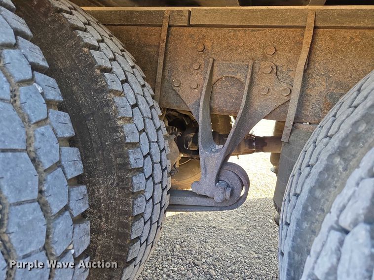 image for item EN2075 2005 International 7600 crane truck 