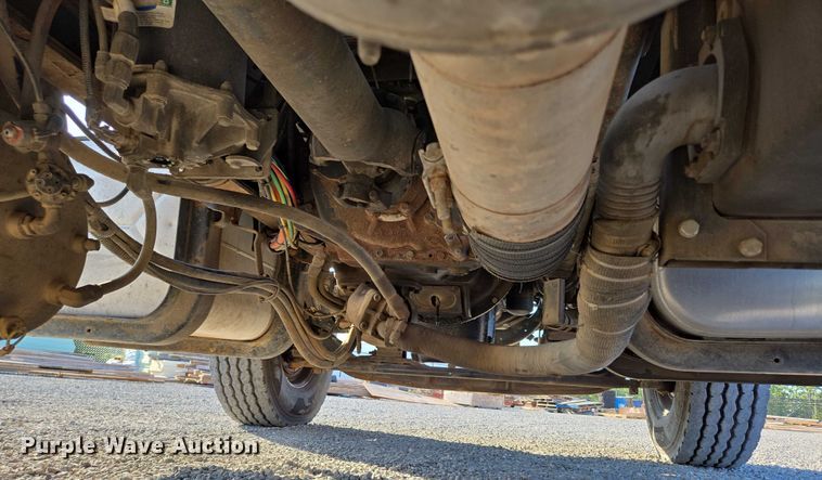 image for item EN2075 2005 International 7600 crane truck 