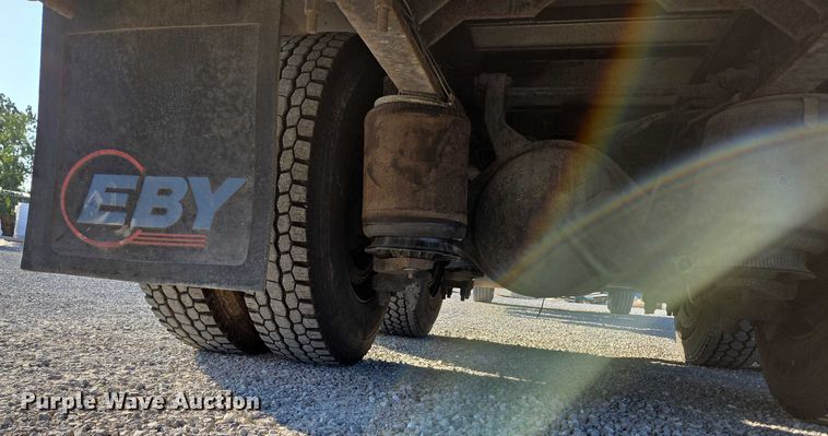 image for item EN2075 2005 International 7600 crane truck 