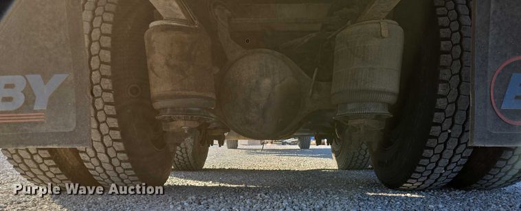 image for item EN2075 2005 International 7600 crane truck 