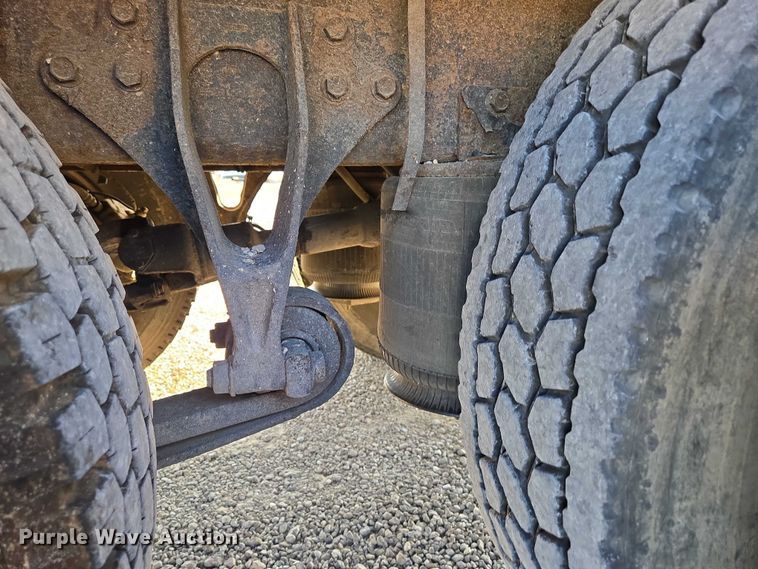 image for item EN2075 2005 International 7600 crane truck 