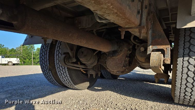 image for item EN2075 2005 International 7600 crane truck 