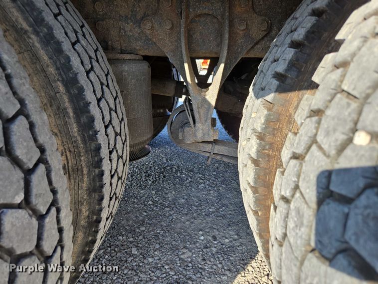 image for item EN2075 2005 International 7600 crane truck 