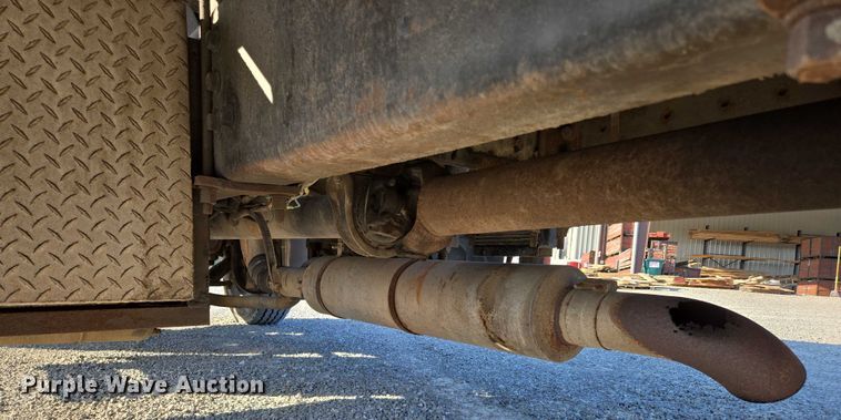 image for item EN2075 2005 International 7600 crane truck 