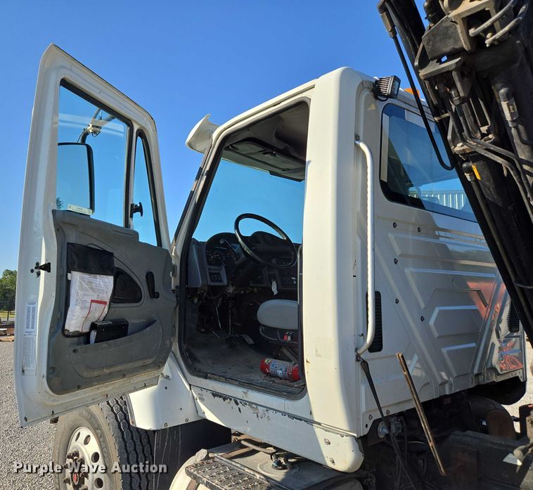 image for item EN2075 2005 International 7600 crane truck 