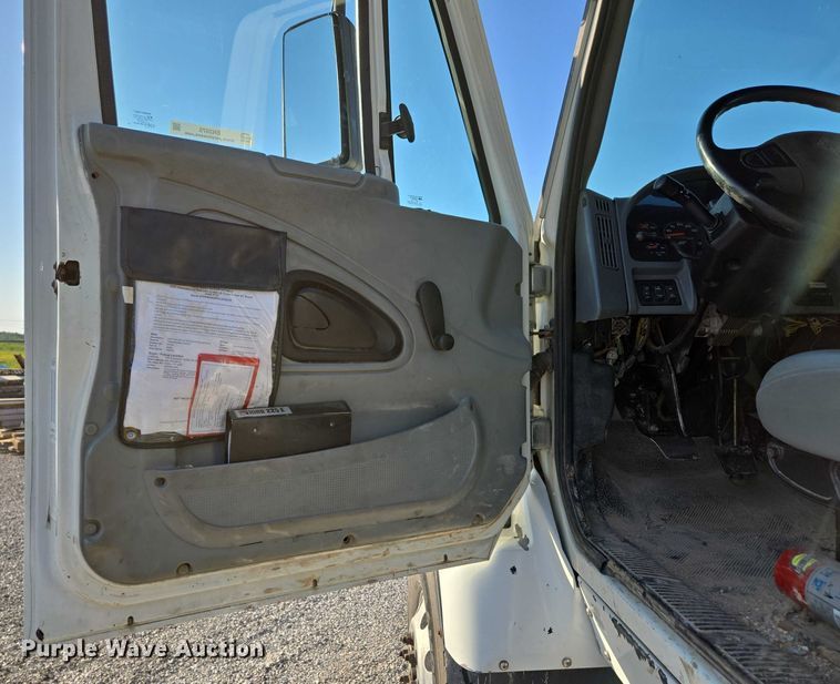 image for item EN2075 2005 International 7600 crane truck 