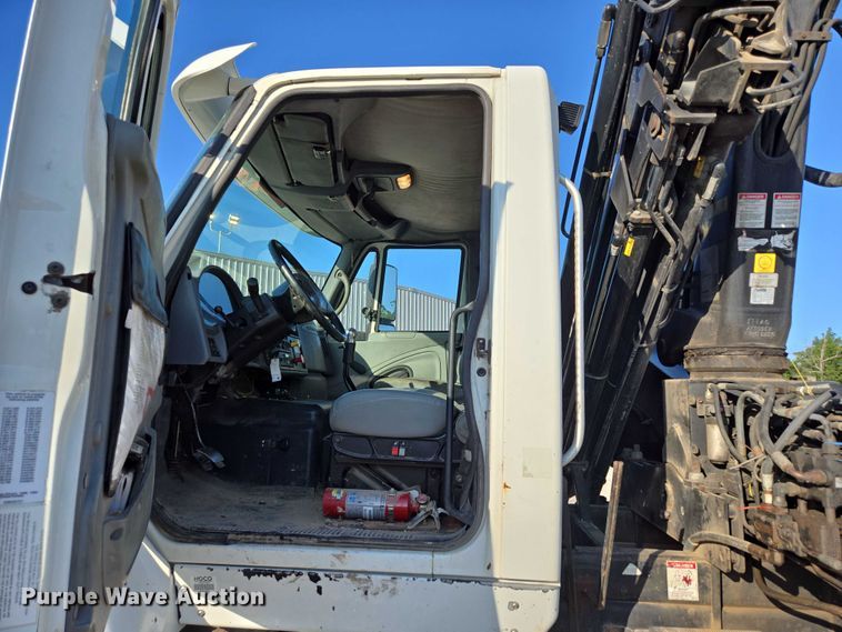 image for item EN2075 2005 International 7600 crane truck 