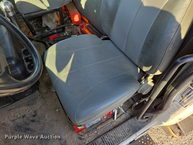 image for item EN2075 2005 International 7600 crane truck 