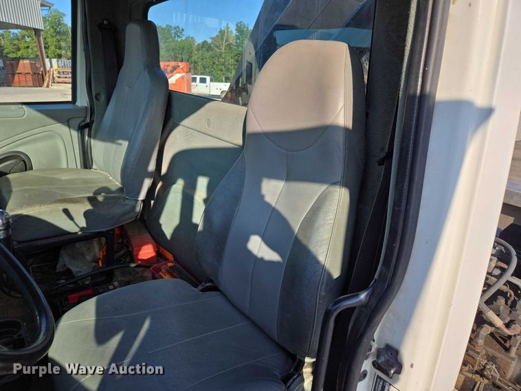 image for item EN2075 2005 International 7600 crane truck 