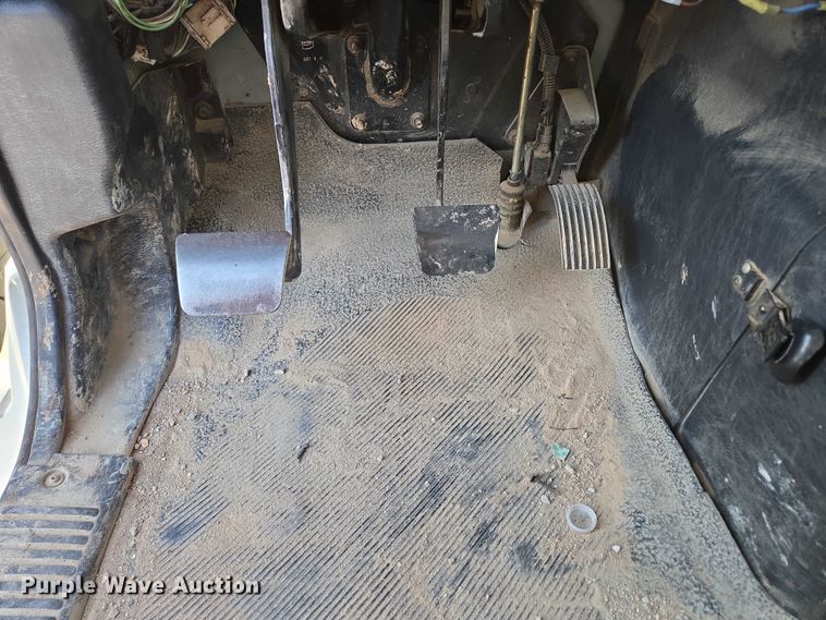 image for item EN2075 2005 International 7600 crane truck 