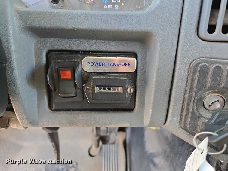 image for item EN2075 2005 International 7600 crane truck 