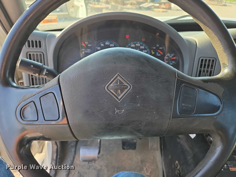 image for item EN2075 2005 International 7600 crane truck 