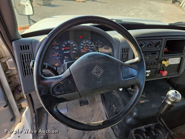 image for item EN2075 2005 International 7600 crane truck 