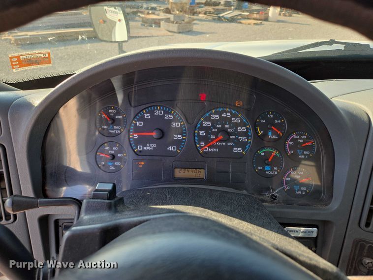 image for item EN2075 2005 International 7600 crane truck 