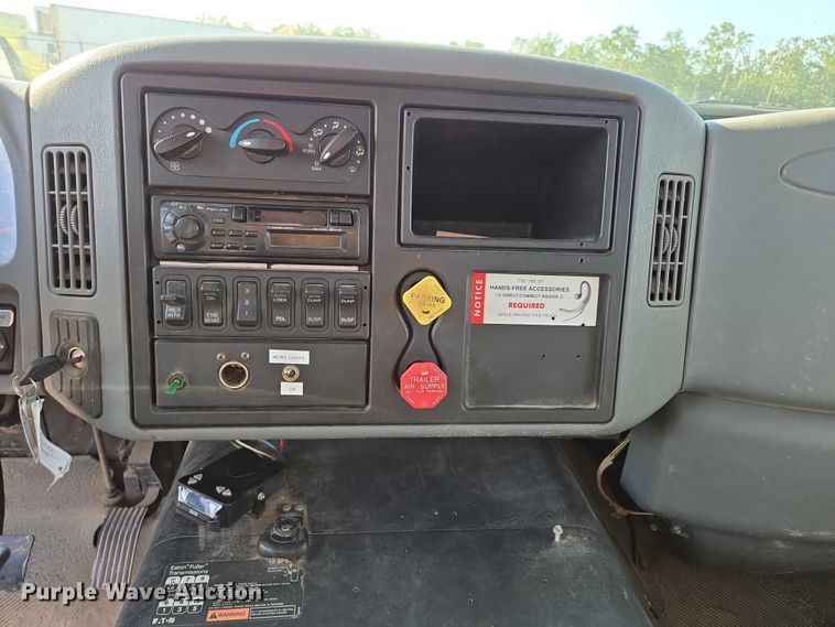 image for item EN2075 2005 International 7600 crane truck 