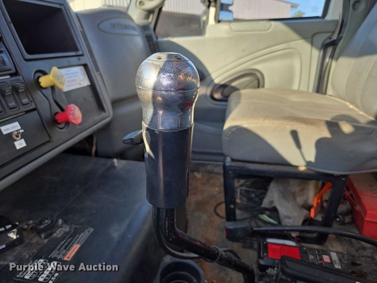 image for item EN2075 2005 International 7600 crane truck 