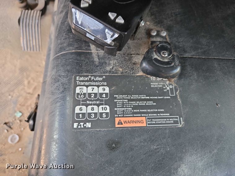 image for item EN2075 2005 International 7600 crane truck 