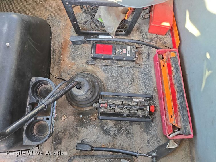 image for item EN2075 2005 International 7600 crane truck 