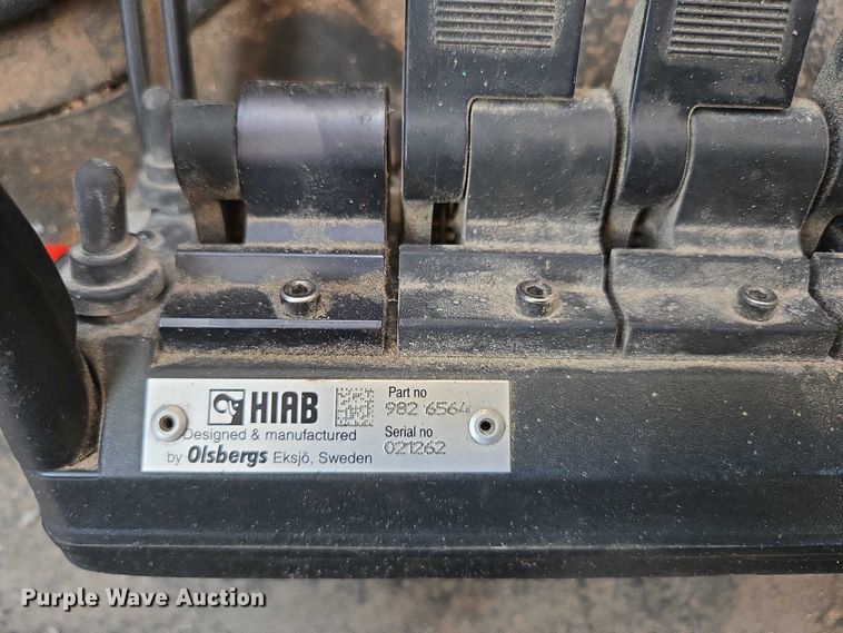 image for item EN2075 2005 International 7600 crane truck 