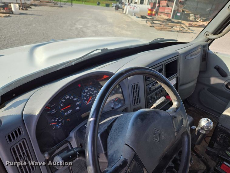 image for item EN2075 2005 International 7600 crane truck 