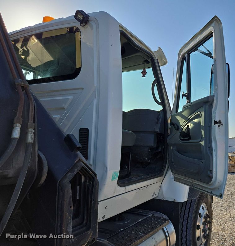 image for item EN2075 2005 International 7600 crane truck 