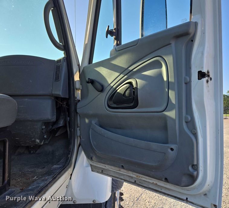 image for item EN2075 2005 International 7600 crane truck 