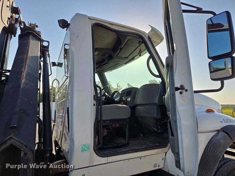 image for item EN2075 2005 International 7600 crane truck 