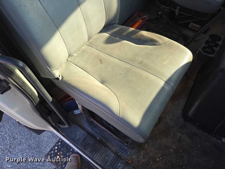 image for item EN2075 2005 International 7600 crane truck 