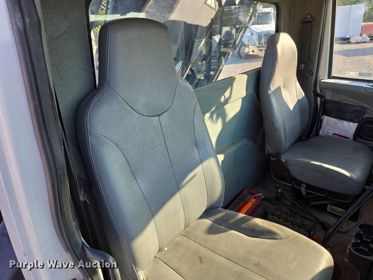 image for item EN2075 2005 International 7600 crane truck 