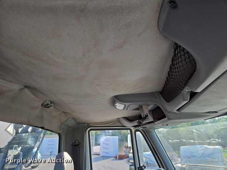 image for item EN2075 2005 International 7600 crane truck 