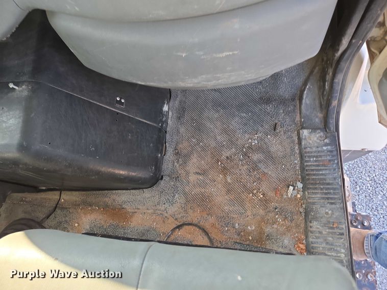 image for item EN2075 2005 International 7600 crane truck 