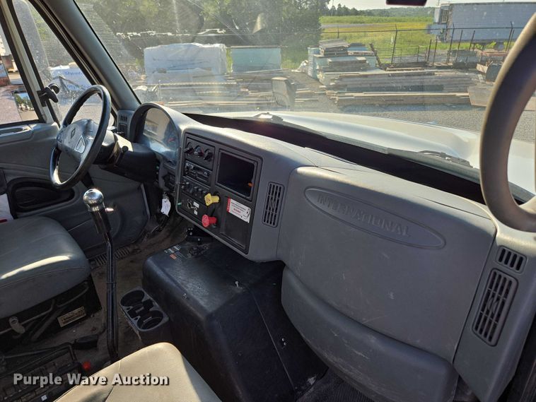 image for item EN2075 2005 International 7600 crane truck 