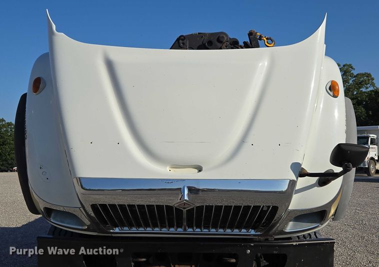 image for item EN2075 2005 International 7600 crane truck 