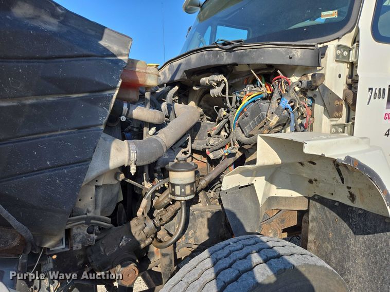 image for item EN2075 2005 International 7600 crane truck 