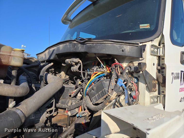 image for item EN2075 2005 International 7600 crane truck 