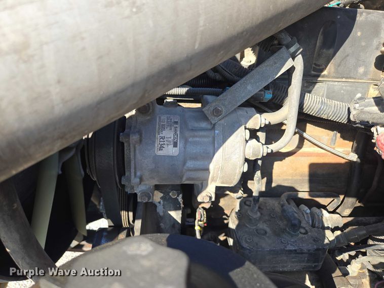 image for item EN2075 2005 International 7600 crane truck 