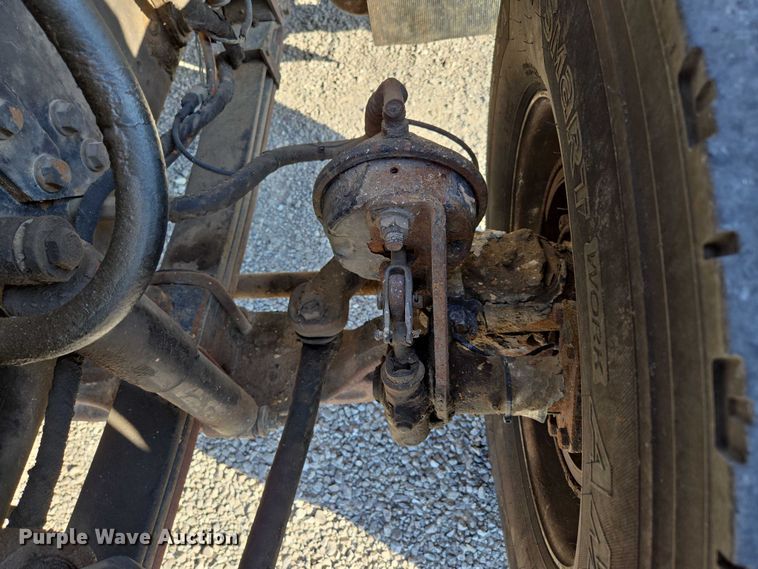 image for item EN2075 2005 International 7600 crane truck 