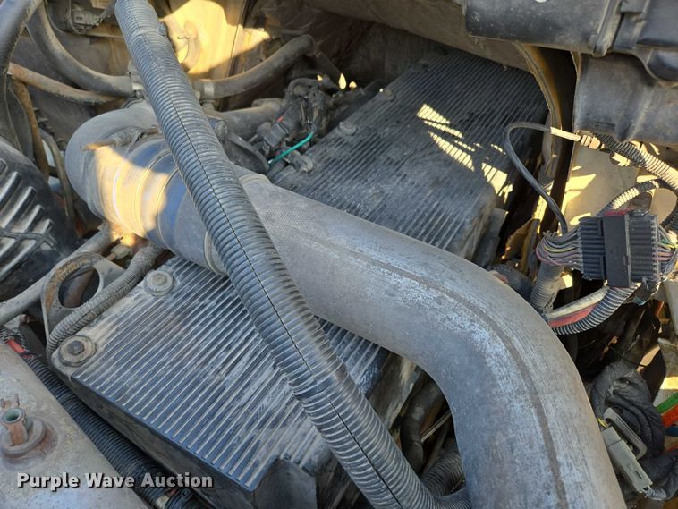 image for item EN2075 2005 International 7600 crane truck 