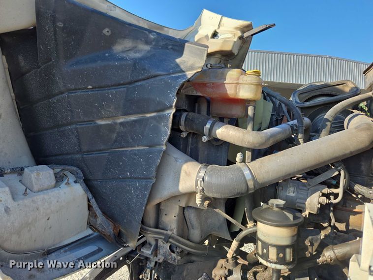 image for item EN2075 2005 International 7600 crane truck 