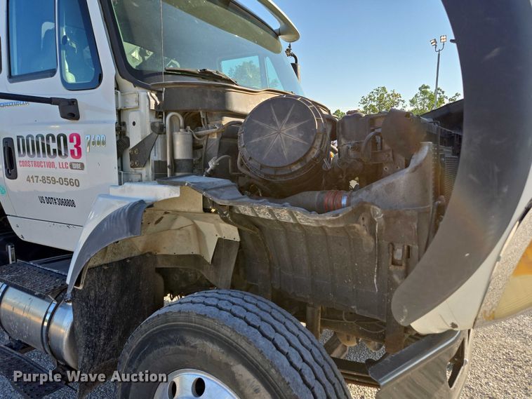 image for item EN2075 2005 International 7600 crane truck 