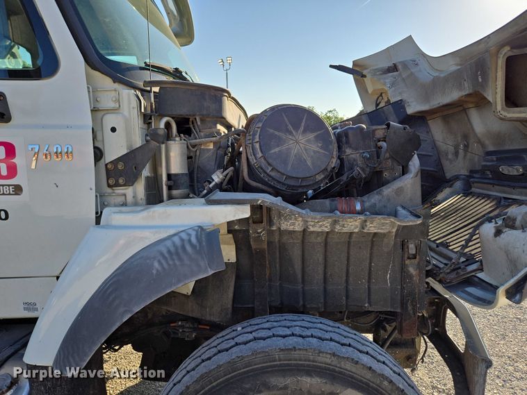 image for item EN2075 2005 International 7600 crane truck 