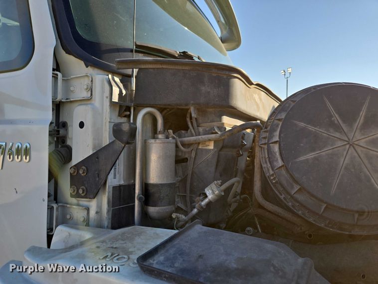 image for item EN2075 2005 International 7600 crane truck 