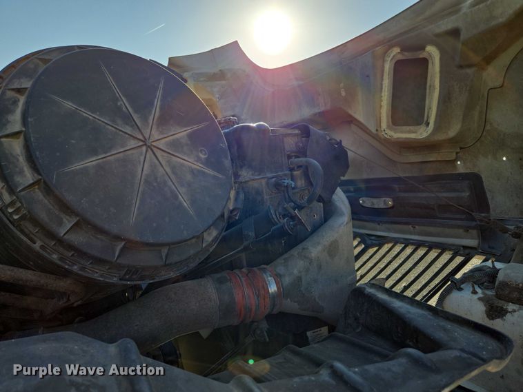 image for item EN2075 2005 International 7600 crane truck 