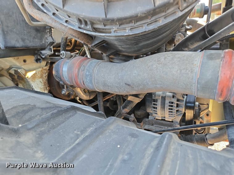 image for item EN2075 2005 International 7600 crane truck 