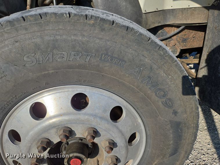 image for item EN2075 2005 International 7600 crane truck 